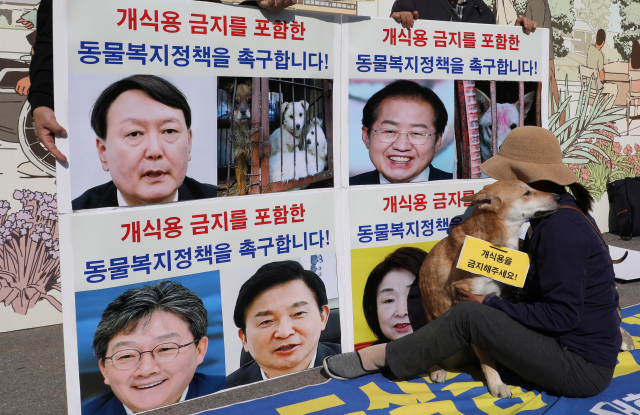 한국동물보호연합 등 동물보호단체 관계자들이 지난달 25일 서울 광화문에서 대선 후보들의 