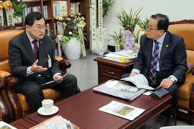 주낙영(왼쪽) 경주시장이 8일 오전 국회 문광위 이채익 위원장을 만난 자리에서 경주시가 사활을 걸고 추진하고 있는 주요 현안 사업에 대해 설명하고 있다. 경주시 제공