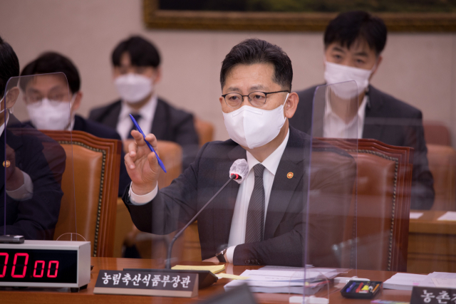 8일 오후 국회에서 열린 농림축산식품해양수산위원회 전체회의에서 김현수 농림축산식품부 장관이 의원들의 요소비료 수급 상황과 조치내용 등에 대한 질문에 답변하고 있다. 연합뉴스