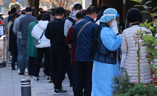 지난 7일 서울 송파구 보건소 코로나19 선별진료소를 찾은 시민들이 검사를 받기 위해 차례를 기다리고 있다. 연합뉴스
