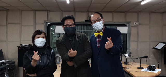 왼쪽부터 유혜숙 MC(대구가톨릭대 교수), 신운섭