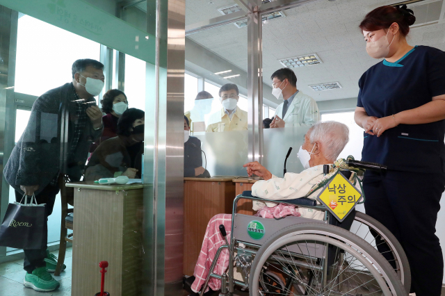 권덕철 보건복지부 장관(오른쪽 네 번째)이 지난해 11월 대전 중구 소재 