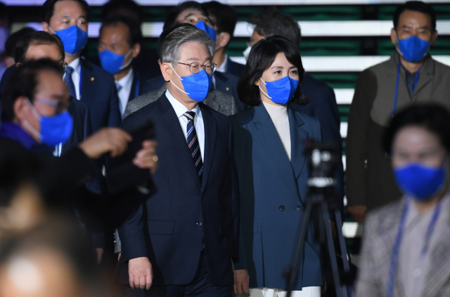더불어민주당 이재명 대선후보와 부인 김혜경 씨가 2일 오후 서울 송파구 올림픽경기장 KSPO돔에서 열린 더불어민주당 제20대 대통령선거 선거대책위원회 출범식에 입장하고 있다. 연합뉴스