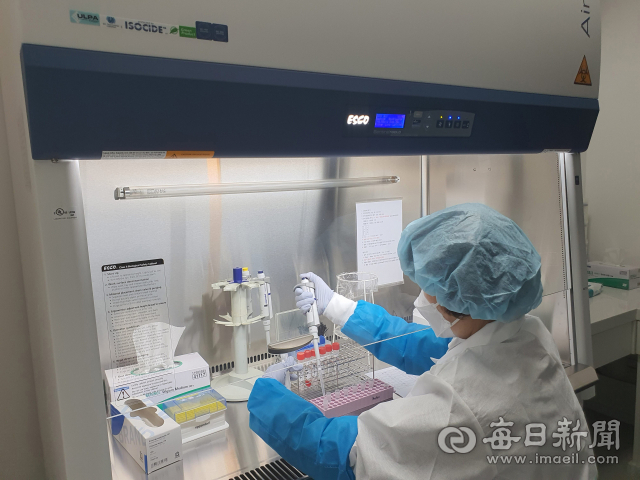 경산시가 전국 보건소 중에서는 최초로 코로나19 RT-PCR 진단검사를 자체적으로 실시할 수 있는 인프라를 구축하고 15일부터 검사를 실시한다. 경산시 제공
