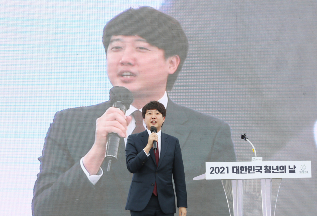 국민의힘 이준석 대표가 지난 6일 오후 서울 송파구 올림픽공원 평화의광장에서 열린 제5회 대한민국 청년의 날 기념식에서 축사하고 있다. 연합뉴스