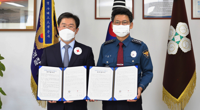 왼쪽부터 송준기 대구적십자사 회장과 이갑수 대구남부경찰서 서장이 협약을 체결하고 기념촬영을 하고 있다.