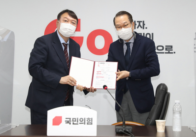 5일 서울시 용산구 백범기념관에서 열린 국민의힘 전당대회에서 대선후보로 윤석열 전 검찰총장이 선출됐다. 사진은 지난 7월 30일 서울 여의도 국민의힘 중앙당사에서 권영세 대외협력위원장에게 입당원서를 제출하는 모습. 연합뉴스