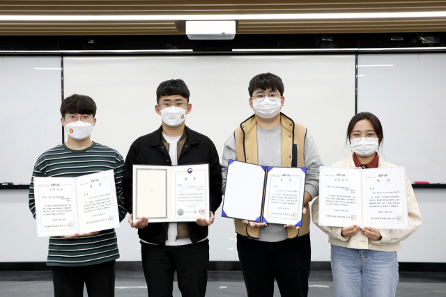 제15회 전국학생포트폴리오 경진대회에서 수상한 영남이공대 학생들이 상장을 들어보이고 있다. 왼쪽부터 정강성(은상), 김병국(대상), 김현수(은상), 류연주(은상) 씨.