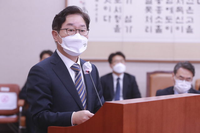 박범계 법무부 장관이 9일 오전 서울 여의도 국회에서 열린 법제사법위원회의 전체회의에서 2022년도 예산 및 기금운용계획안 제안설명을 하고 있다. 연합뉴스