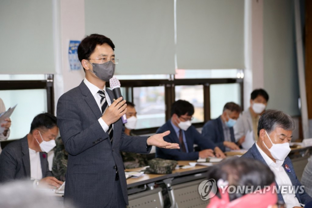 김병욱 국민의힘 의원이 지난 10월 8일 경북 포항시 남구 장기면행정복지센터에서 국민권익위원회가 주최한 포항 수성사격장 소음측정결과 주민설명회에서 발언하고 있다. 연합뉴스.