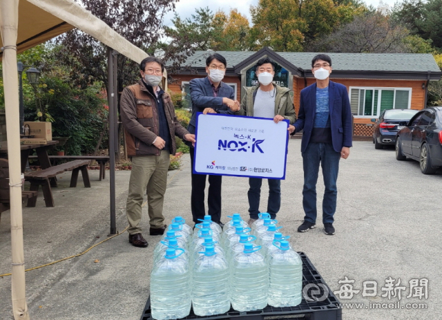 포항시 남구 현암로지스는 포항시 생활폐기물 운반차량용 요소수 200ℓ를 기부했다. 포항시 제공