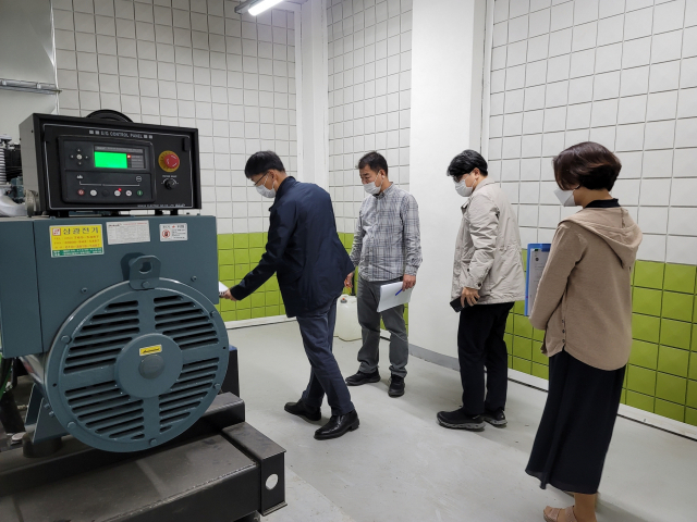 대구 교육시설 안전인증 컨설팅단이 학교 전기시설인 비상발전기의 작동 상태를 점검하는 모습. 대구시교육청은 교육시설 안전인증 시범사업을 추진한다. 대구시교육청 제공
