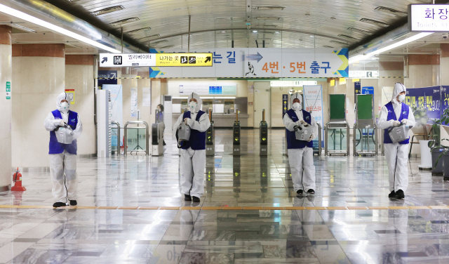 수성구 대구도시철도 2호선 대공원역 방역작업 모습. 매일신문 DB.