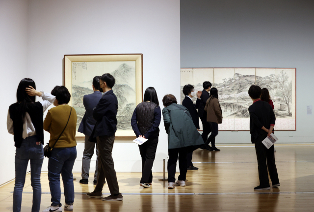 단계적 일상회복(위드 코로나) 시행 첫날인 1일 오전 서울 종로구 국립현대미술관 서울관에서 관람객이 이건희 컬렉션을 보고 있다. 연합뉴스
