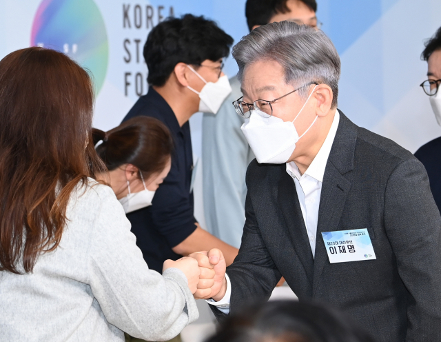 더불어민주당 이재명 대선후보가 8일 오전 서울 성동구 패스트파이브 서울숲점에서 열린 스타트업 정책 토크에서 참석자들과 인사하고 있다. 연합뉴스