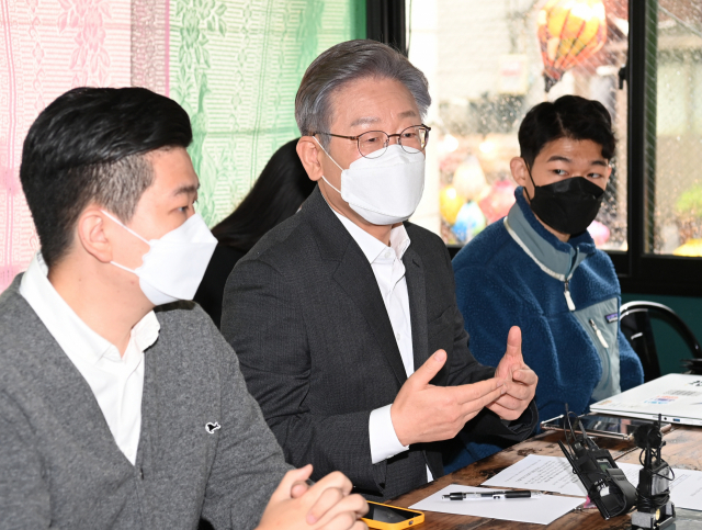더불어민주당 이재명 대선후보가 8일 오후 서울 성동구의 한 음식점에서 청년 소셜벤처기업인들과 오찬을 함께하며 대화를 나누고 있다. 연합뉴스