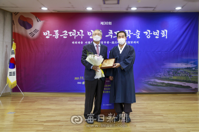 정상인(오른쪽) 안동청년유도회 회장이 김희곤 안동대 명예교수(전 경북독립운동기념관장)에게 감사패를 전달하고 기념촬영을 하고 있다. 김영진 기자
