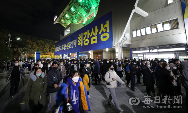 대구에서 6년 만에 가을야구가 열리는 9일 오후 삼성라이온즈파크가 가을야구를 즐기러 온 팬들로 북새통을 이루고 있다. 이날 경기에는 2만 1천 명이 넘는 관중객이 몰리며 코로나 이후 라팍 최다 관중을 기록했다. 안성완 기자 asw0727@imaeil.com