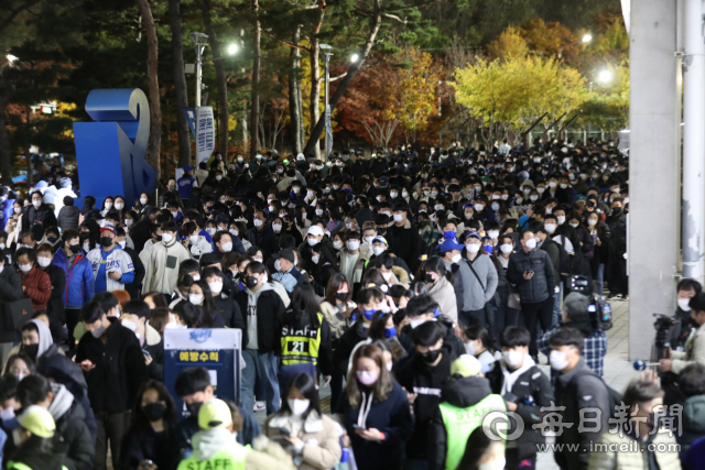 대구에서 6년 만에 가을야구가 열리는 9일 오후 삼성라이온즈파크가 가을야구를 즐기러 온 팬들로 북새통을 이루고 있다. 이날 경기에는 2만 1천 명이 넘는 관중객이 몰리며 코로나 이후 라팍 최다 관중을 기록했다. 안성완 기자 asw0727@imaeil.com