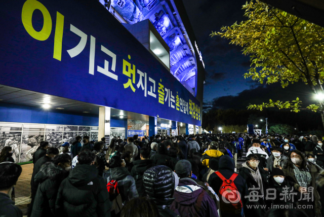 대구에서 6년 만에 가을야구가 열리는 9일 오후 삼성라이온즈파크가 가을야구를 즐기러 온 팬들로 북새통을 이루고 있다. 이날 경기에는 2만 1천 명이 넘는 관중객이 몰리며 코로나 이후 라팍 최다 관중을 기록했다. 안성완 기자 asw0727@imaeil.com