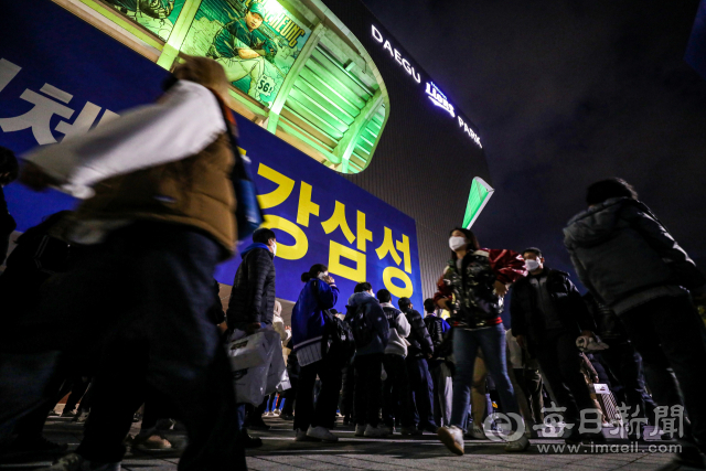대구에서 6년 만에 가을야구가 열리는 9일 오후 삼성라이온즈파크가 가을야구를 즐기러 온 팬들로 북새통을 이루고 있다. 이날 경기에는 2만 1천 명이 넘는 관중객이 몰리며 코로나 이후 라팍 최다 관중을 기록했다. 안성완 기자 asw0727@imaeil.com