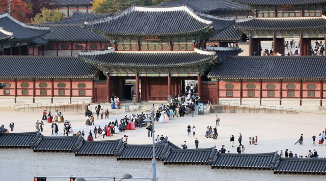 단계적 일상회복(위드 코로나) 시행 후 첫 주말인 6일 서울 경복궁에서 입장객들이 줄을 서고 있다. 연합뉴스