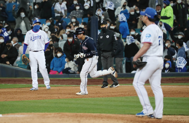 9일 대구삼성라이온즈파크에서 열린 2021 프로야구 KBO 포스트시즌 플레이오프 1차전 두산베어스와 삼성라이온즈의 경기. 9회 초 2사 상황에서 타석에 선 두산 박세혁이 솔로홈런을 치고 그라운드를 돌고 있는 것을 삼성 오승환이 지켜보고 있다. 연합뉴스