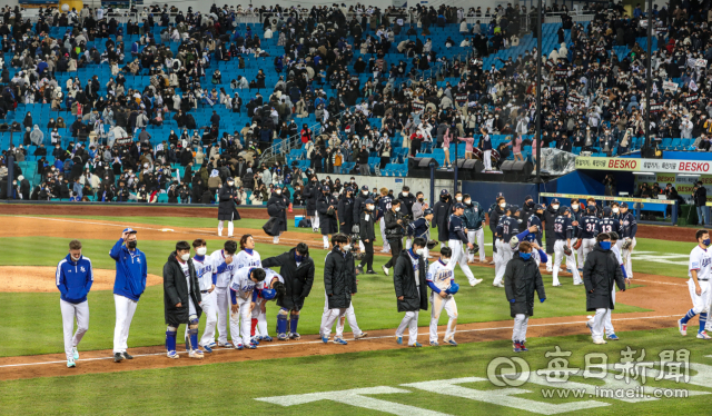 9일 오후 대구 삼성라이온즈파크에서 열린 플레이오프 1차전 삼성 라이온즈와 두산 베어스의 경기에서 삼성이 두산에게 4대6으로 패배했다. 2차전은 10일 서울 잠실구장에서 열릴 예정이다. 안성완 기자 asw0727@imaeil.com