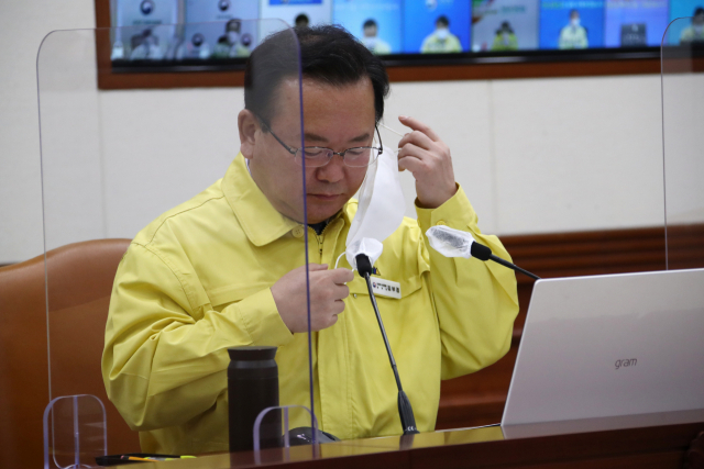 김부겸 국무총리가 10일 정부서울청사에서 열린 코로나19 대응 중앙재난안전대책본부 회의를 주재하기에 앞서 마스크를 벗고 있다. 연합뉴스