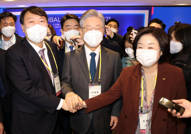 정의당 심상정 대선후보(오른쪽부터), 더불어민주당 이재명 대선 후보와 국민의힘 윤석열 대선 후보가 10일 서울 광진구 그랜드워커힐서울에서 한국경제신문 주최로 열린 글로벌인재포럼2021 행사 VIP 간담회에서 악수하고 있다. 국회사진기자단