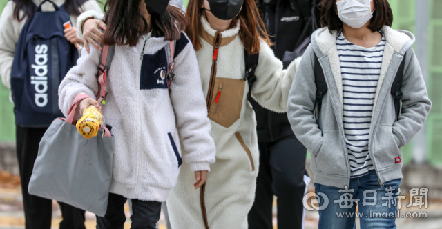 초겨울 추위를 보인 10일 오전 대구 북구 복현초등학교 학생들이 등교하고 있다. 안성완 기자 asw0727@imaeil.com
