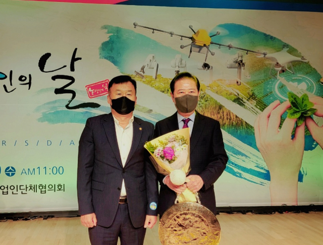 10일 경북 여성가족플라자에서 열린 제26회 농업인의 날 기념행사에서 경북도의회 남진복(오른쪽) 농수산위원장이 경북 농업인단체 협의회로부터 감사패를 받았다. 남 위원장 제공