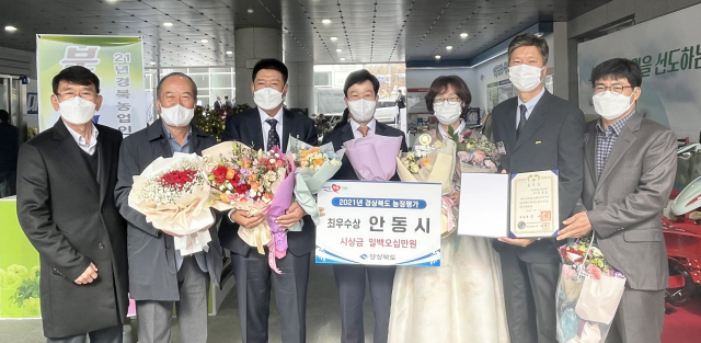 안동시가 2021년 경상북도 농정평가 최우수상을 수상했다. 또 안동지역 농어업인들이 대통령상과 농어업인 대상을 수상하는 등 안동지역 농업정책의 우수성을 입증했다. 사진 중앙 박성수 안동부시장, 왼쪽 세 번째가 권호형 대표, 오른쪽 두 번째가 박성호 이사다. 안동시 제공