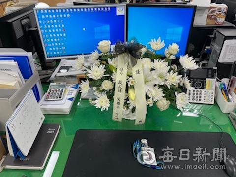 뇌출혈로 쓰러져 사경을 헤매다 지난 8일 숨져 10일 장례를 치룬 경산시 사회복지과 김건영 씨가 근무했던 책상 위에 동료 공무원들이 고인을 추모하며 국화꽃을 놓았다. 경산시 제공