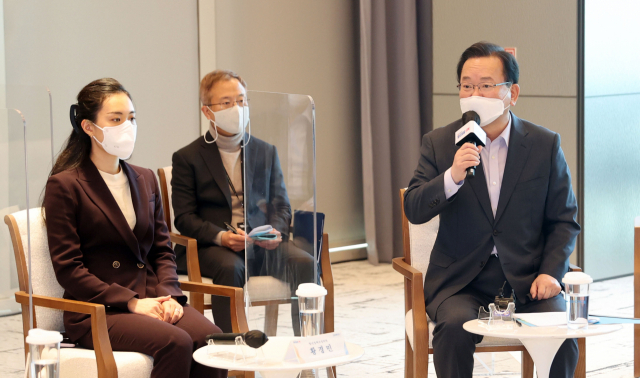 김부겸 국무총리가 10일 오후 서울 강남구 포스코센터에서 열린 청년희망ON 간담회에서 인사말을 하고 있다. 연합뉴스