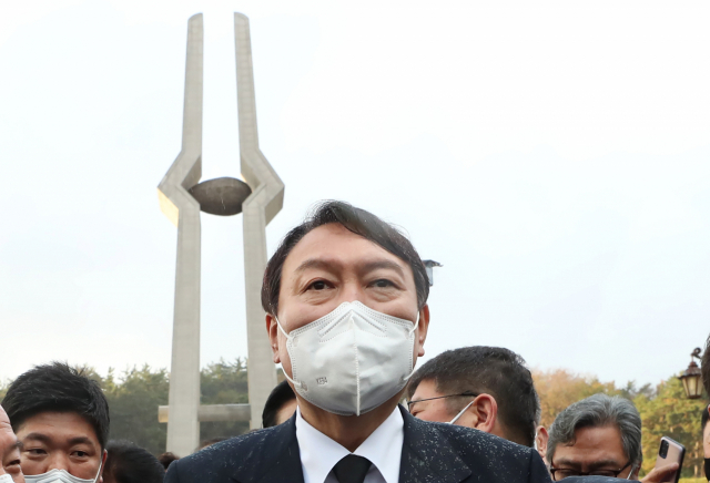 국민의힘 윤석열 대선후보가 지난달 10일 오후 광주 북구 국립 5·18 민주묘지에서 방문을 항의하는 시민들에게 막혀 참배단까지 가지 못한 채 도중에 멈춰 서 참배한 뒤 발걸음을 돌리고 있다. 연합뉴스