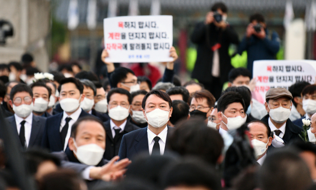 국민의힘 윤석열 대선 후보가 10일 오후 광주 북구 5·18 민주묘지를 찾았지만, 방문을 반대하는 시민들에 막혀 묘역 근처에서 멈춰 서있다. 연합뉴스