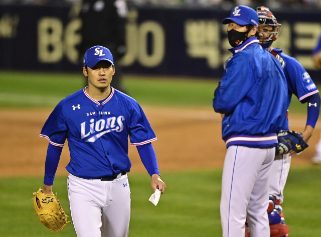 10일 서울 잠실구장에서 열린 삼성라이온즈와 두산베어스의 KBO 포스트시즌 플레이오프 2차전에서 삼성 선발 백정현이 2회말 1사 3루 상황에서 교체돼 마운드를 내려오고 있다. 삼성라이온즈 제공