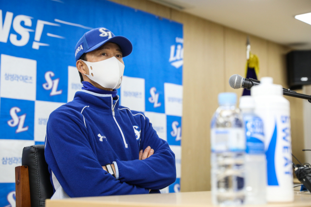 9일 대구 삼성라이온즈파크에서 열린 2021 프로야구 KBO 포스트시즌 플레이오프 1차전 삼성 라이온즈와 두산 베어스의 경기를 앞두고 삼성 허삼영 감독이 취재진 질문에 답하고 있다. 연합뉴스