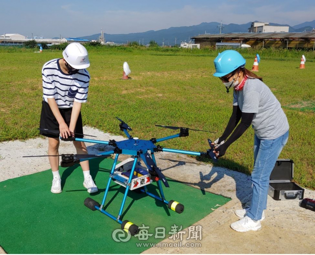 다문화 가정 학생들을 위해 경북교육청은 지역 대학교와 협력해 진업교육 프로그램을 시행 중이다. 사진은 대구대학교와 협력해 진행하는 드론 관련 체험 프로그램을 학생들이 직접 실습하는 모습. 경북교육청 제공