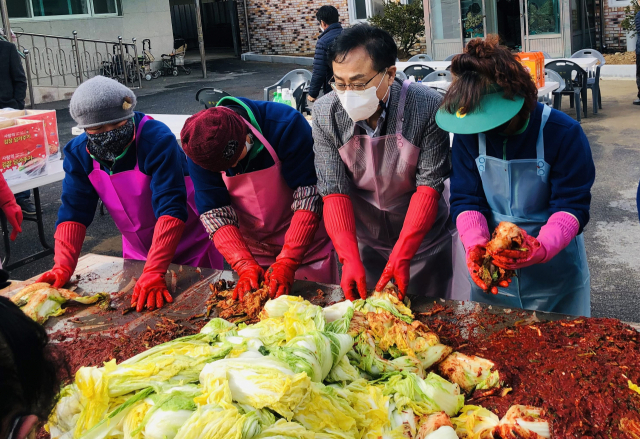 엄태항 봉화군수와 새마을 부녀회 회원들이 어려운 이웃들에게 전달한 김장김치를 담그고 있다. 봉화군 제공