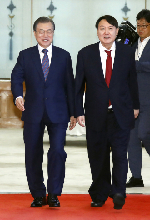 문재인 대통령이 지난 2019년 7월 25일 오전 청와대에서 윤석열 국민의힘 대선후보 (당시 신임 검찰총장)에게 임명장을 수여한 뒤 함께 환담장으로 이동하고 있다. 연합뉴스