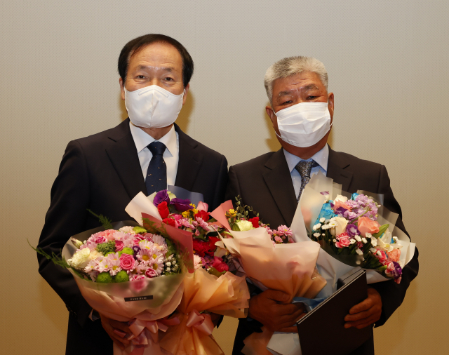 경북 의성군 이장연합회 이광휘(오른쪽) 회장이 지방 자치 발전에 기여한 공으로 국무총리상을 받고 김주수 의성군수와 기념 사진을 촬영하고 있다. 의성군 제공