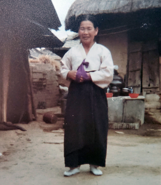 1979년 봄 48세의 시어머니 김응분 씨가 마당에서 찍은 생전모습. 가족제공.