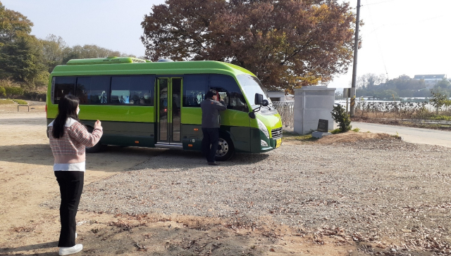 성주군 선남면 도원초교 선남동부분교장에서 농어촌버스가 성주읍으로 회차하고 있다. 성주군 제공