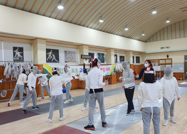 대구 시지고 학생들이 체육수업 시간에 펜싱을 배우는 모습. 대구시교육청 제공