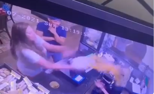 지난 7일(현지시각) 미국 텍사스의 한 식당에서 자신이 주문한 수프에 불만을 가진 한 여성이 종업원에게 수프를 들이붓는 장면. 사진 트위터 publicoutsider 캡처