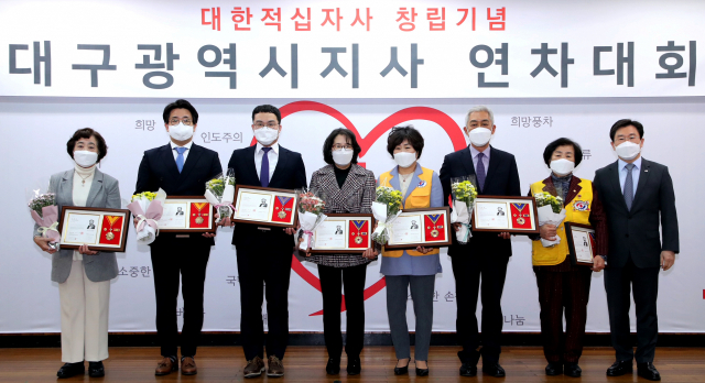 왼쪽부터 박명희 대구적십자사 부회장, 지산치과의원 송무근 원장, ㈜메가젠임플란트 박동호 과장, 이정원 여성봉사특별자문위원 명예위원장, 한명아 적십자봉사회 대구시협의회 회장, 김종배 수성대학교 교수, 우영순 봉사원, 송준기 대구적십자사 회장이 적십자 회원유공장 수상 후 기념 촬영을 하고 있다.