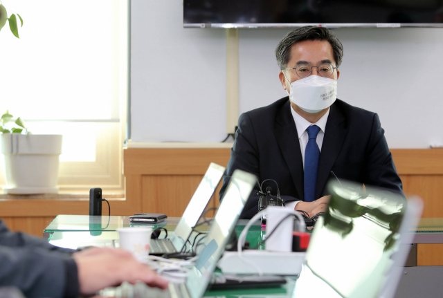 대선 출마를 선언한 김동연 전 경제부총리가 11일 오전 전남 광양시청을 방문해 기자간담회를 열어 공약과 관련한 입장을 밝히고 있다. 연합뉴스