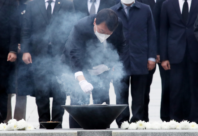 국민의힘 윤석열 대선 후보가 11일 오후 경남 김해시 진영읍 봉하마을 노무현 전 대통령 묘역을 참배하며 분향하고 있다. 연합뉴스